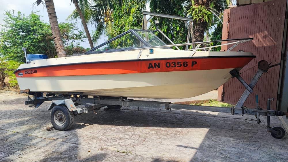 Petit Bateau de plaisance pour une petite famille